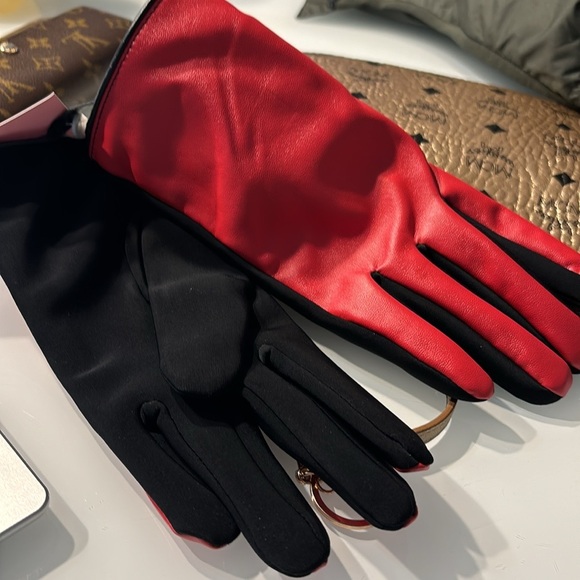 ❤️❤️❤️👠NWT‼️ JUICY COUTURE Faux leather gloves 🧤Red and Black Women's Gloves - Picture 3 of 4